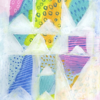 Pintura abstrata com triângulos coloridos e padrões