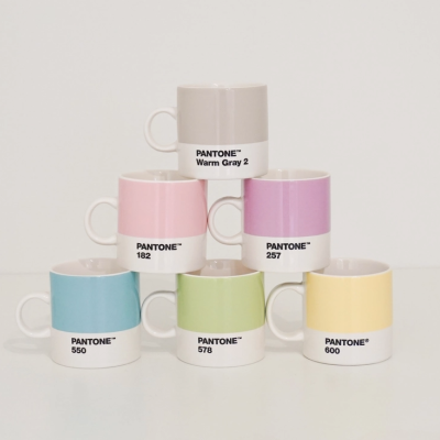 Conjunto de canecas Pantone em cores pastel com base branca e códigos de cor