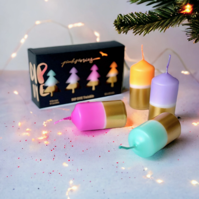 Conjunto de velas de Natal coloridas com base dourada e caixa preta