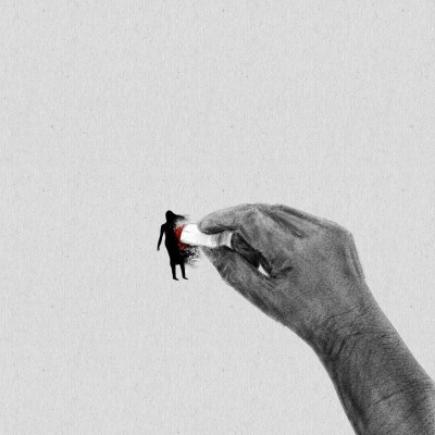 Mão a apagar uma silhueta humana com uma borracha sobre fundo cinzento