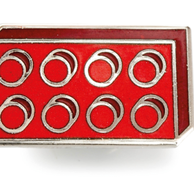 Pin vermelho com oito anéis em branco