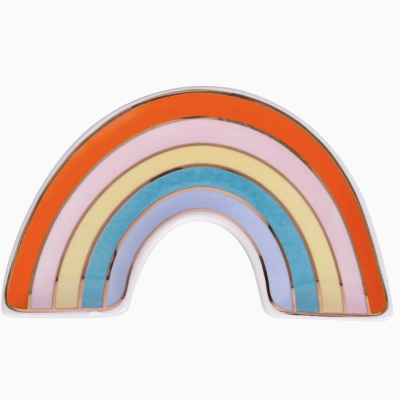Prato decorativo em forma de arco-íris com várias cores em camadas.