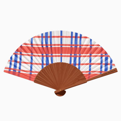Leque dobrável de tecido com padrão em riscas azuis, vermelhas e brancas e estrutura em madeira castanha.