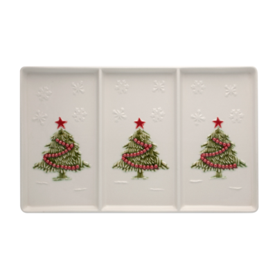Tabuleiro de cerâmica branca com três árvores de Natal verdes decoradas e flocos de neve em relevo