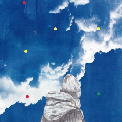 Pessoa de costas olhando para céu azul com nuvens e pontos coloridos