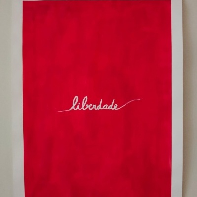 Póster vermelho com a palavra liberdade em branco no centro