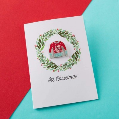 Cartão de Natal branco com pin de camisola vermelha e guirlanda verde