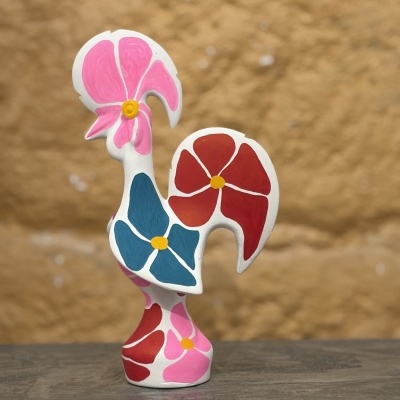Escultura de galo colorida com flores em cerâmica