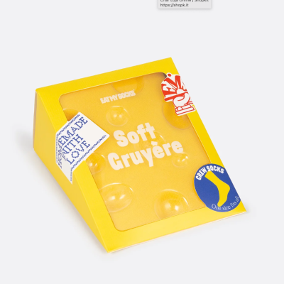 Embalagem amarela para meias com várias inscrições em papel e plástico