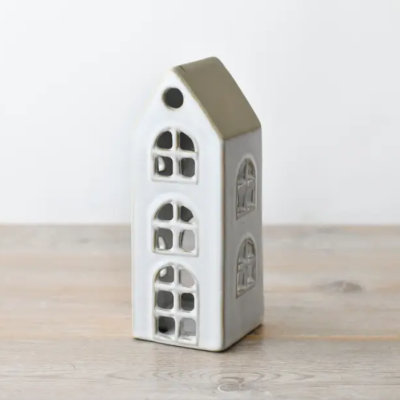 Miniatura de casa decorativa em cerâmica branca com janelas recortadas e telhado cinzento