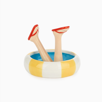 Escultura cerâmica piscina insuflável amarelo branco com pernas e chinelos vermelhos