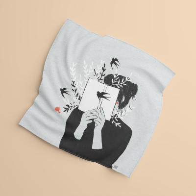 Pano cinza com ilustração de mulher com livro e pássaros