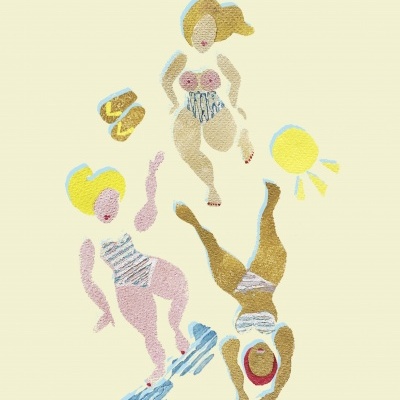 Ilustração de três mulheres em maiôs e chapéus com elementos de praia sobre fundo bege