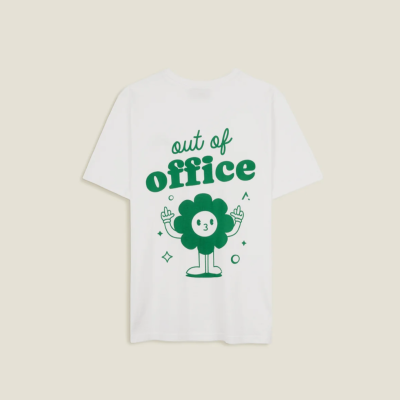 T-shirt branca com estampa verde 'out of office' e personagem flor sorridente