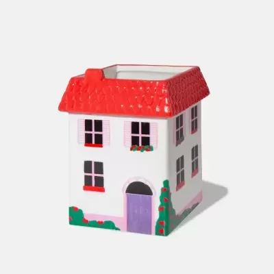 Pote de cerâmica em forma de casa com telhado vermelho e paredes decoradas