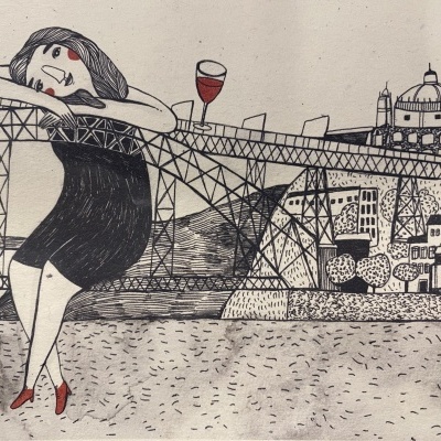 Ilustração mulher de vestido preto sentada em ponte com copo de vinho e cidade ao fundo