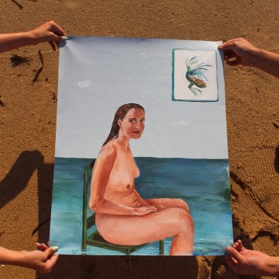 Pintura de mulher nua numa cadeira com mar ao fundo, segurada por mãos na areia
