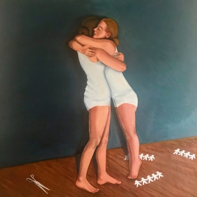 Pintura de duas mulheres de roupa branca a abraçarem-se num chão de madeira com tesouras e correntes de papel