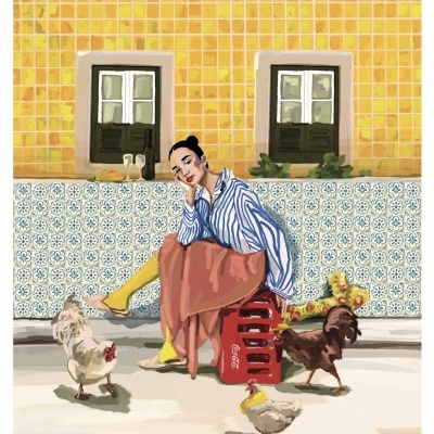 Mulher com roupa colorida sentada num caixote Coca-Cola rodeada por galinhas com parede amarela e azulejos azuis e brancos