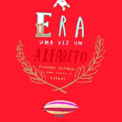 Capa vermelha de livro com texto colorido, astronauta e dirigível ilustrados.