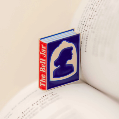 Marcador de livros com texto THE BELL JAR na lombada vermelha