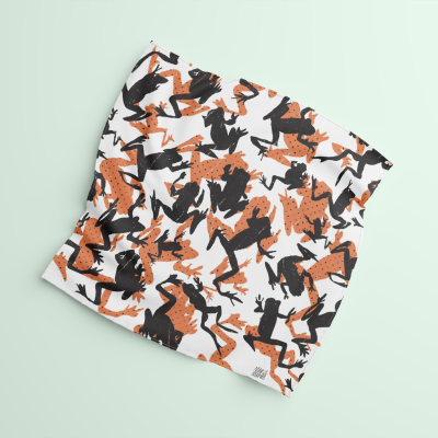 Lenço branco com padrão de sapos laranja e pretos