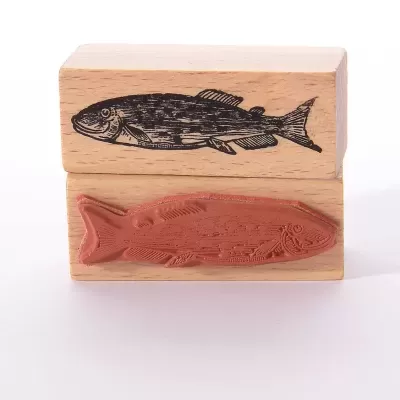 Carimbo de madeira com desenho de peixe