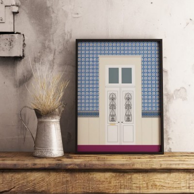 Ilustração de porta branca com azulejos azuis e brancos em moldura preta sobre madeira rústica.