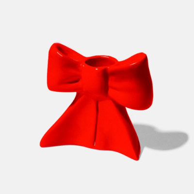 Laço decorativo cerâmico vermelho sobre fundo branco