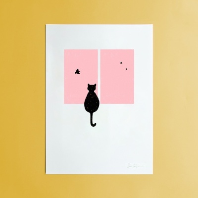 Desenho de gato preto sentado a olhar para janela cor-de-rosa com pássaros pretos.