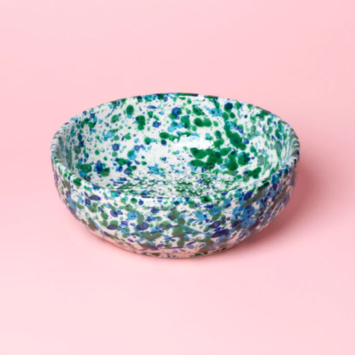 Taça redonda em cerâmica azul e verde sobre fundo rosa