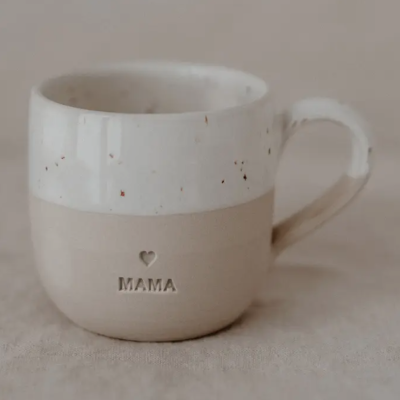 Caneca de cerâmica bicolor com texto 'MAMA' e coração recortado
