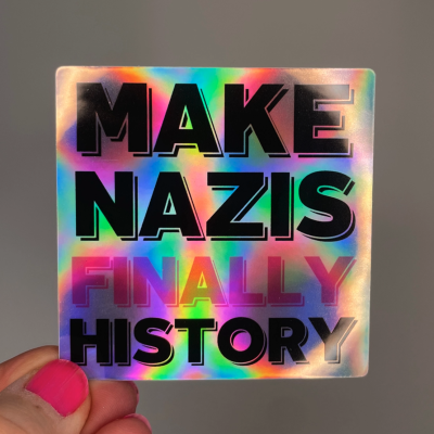 Autocolante holográfico com texto em maiúsculas MAKE NAZIS FINALLY HISTORY