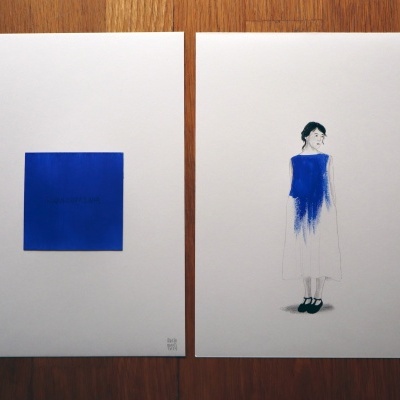Dois desenhos minimalistas em papel com quadrado azul e mulher com roupa azul e branca