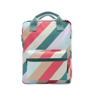 Mochila quadrada com riscas diagonais coloridas em tons pastel e bolso frontal com fecho verde