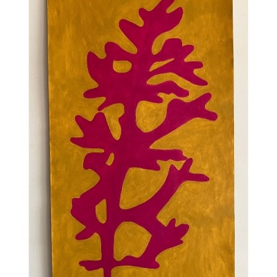 Tela pintada em amarelo-dourado com forma vermelha abstrata