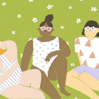 Ilustração de três mulheres sentadas com maiôs estampados em fundo verde com flores brancas