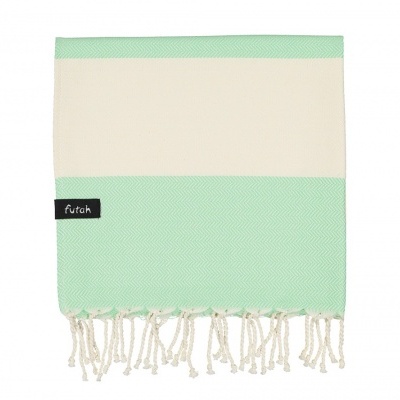Toalha ou manta branca e verde água com franjas e etiqueta preta
