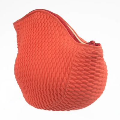 Bolsa ou estojo laranja texturizado com fecho zip vermelho