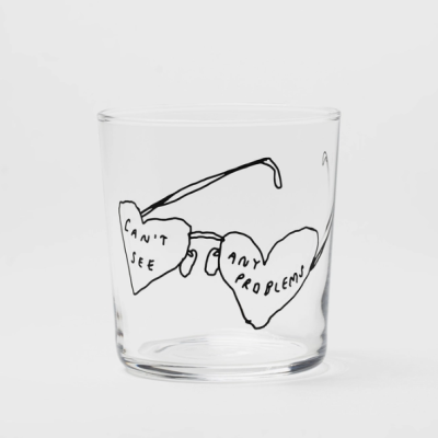 Copo de vidro com desenho e texto negro