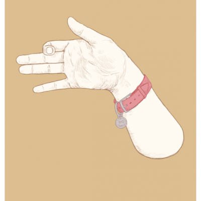 Desenho de mão com pulseira vermelha e pendente prateado com texto AO