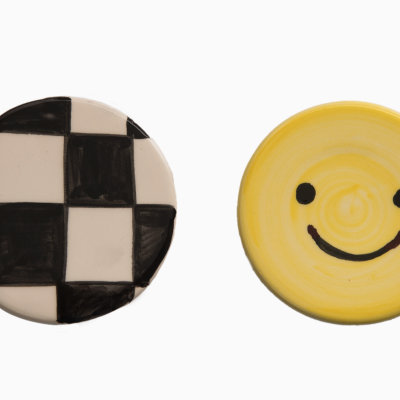 botões redondos com padrões preto e branco e amarelo com rosto sorridente
