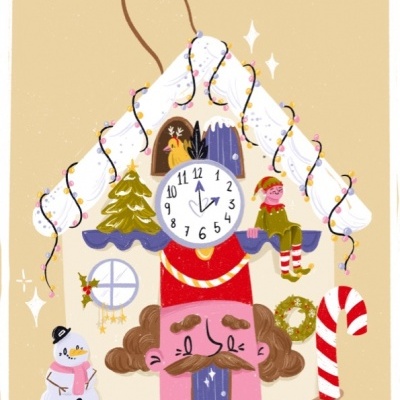 Casa de relógio decorativa natalícia com neve, luzes e personagens como boneco de neve e duende.