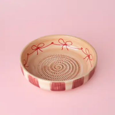 Prato raso de cerâmica com decoração em vermelho