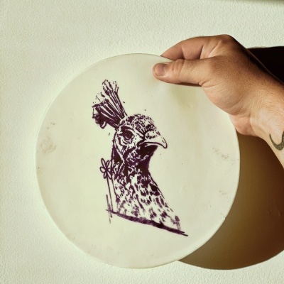 Prato branco redondo com desenho de ave roxa
