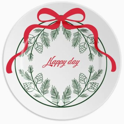 Prato decorativo branco com coroa de pinheiro verde, laço vermelho e texto 'Happy day'