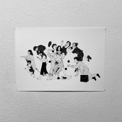 Desenho a preto e branco de várias pessoas em uma folha presa numa parede branca