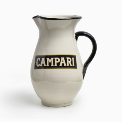 Jarro de cerâmica creme com alça preta e o texto CAMPARI