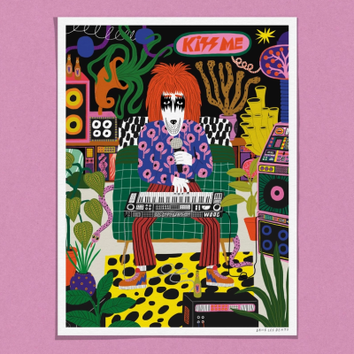 Poster ilustrado colorido com figura humana e texto KISS ME em balão.