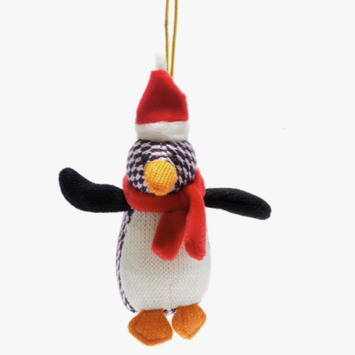 Pendurador decorativo de pinguim em tecido colorido com cachecol e gorro